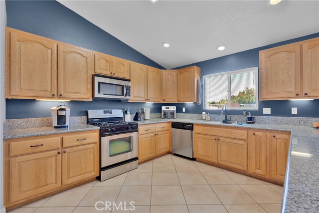 14665 Echo Lane, Helendale CA: https://media.crmls.org/medias/cf5ac829-e708-4e09-92e9-236f80e4b467.jpg