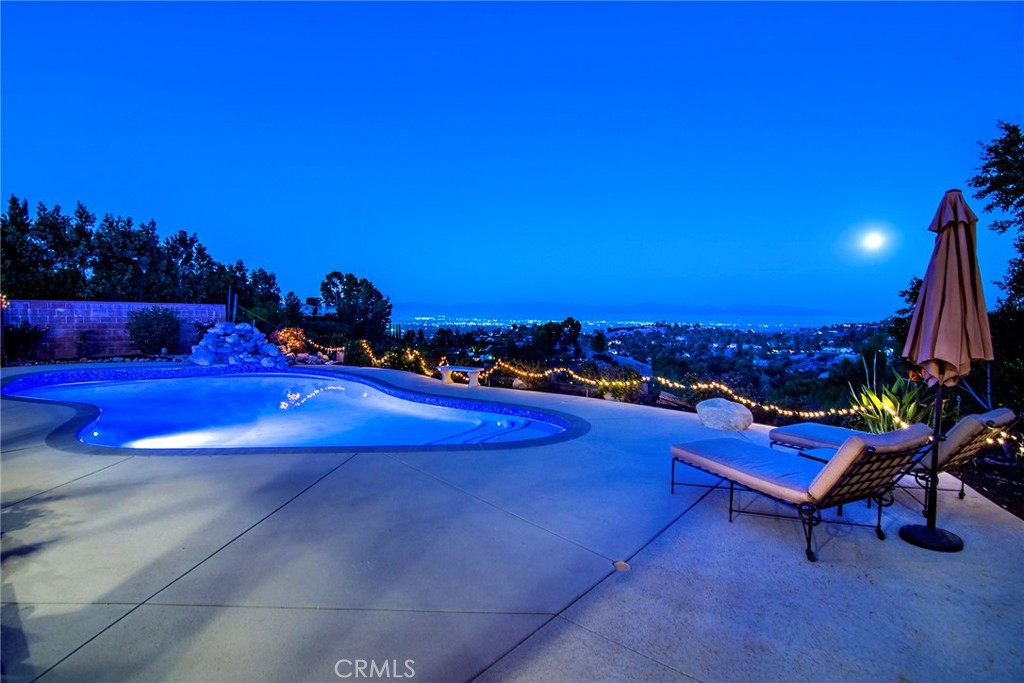 https://media.crmls.org/medias/cf5e3cf4-1ab6-422c-8df6-7be882a03c60.jpg?preset=X-Large