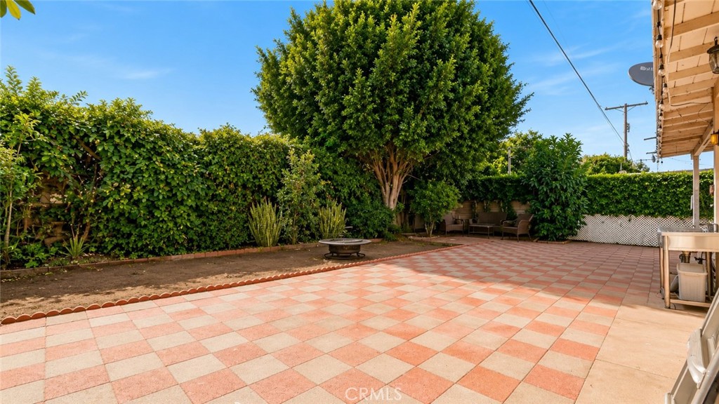 https://media.crmls.org/medias/cf5fc808-efe8-47ce-81aa-4dfa528e3d50.jpg?preset=X-Large