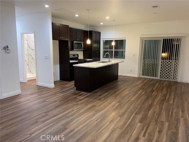 1057 circle city dr Circle, Corona CA: https://media.crmls.org/medias/cf61bf44-be09-48ef-a192-f483d58f1827.jpg