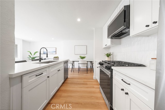 Detail Gallery Image 8 of 32 For 957 S Gramercy Dr #105,  Los Angeles,  CA 90019 - 2 Beds | 2 Baths