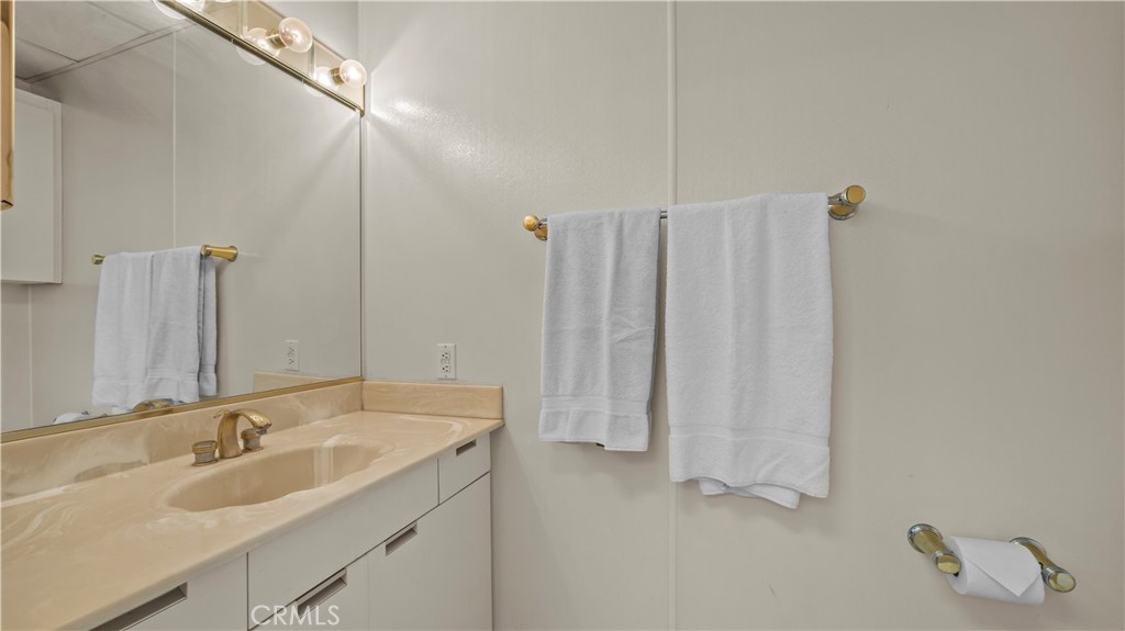 https://media.crmls.org/medias/cf623784-58ef-4d57-a256-d54d233c4867.jpg?preset=X-Large