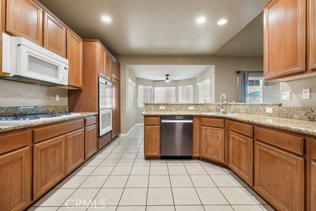 6834 Phoenix Court, Hesperia CA: https://media.crmls.org/medias/cf628311-d5eb-4074-bb24-88b2cce97435.jpg