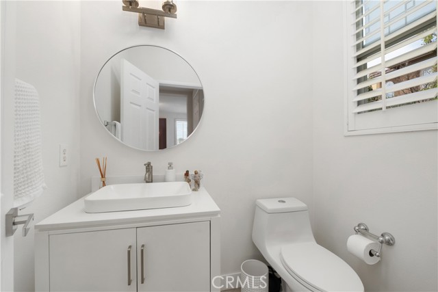 17 Crescent City, Irvine CA: https://media.crmls.org/medias/cf6503b2-e22f-4fb9-952c-1e971f989081.jpg