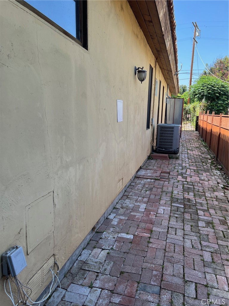 https://media.crmls.org/medias/cf65e136-f794-46f3-85af-60d296087855.jpg?preset=X-Large