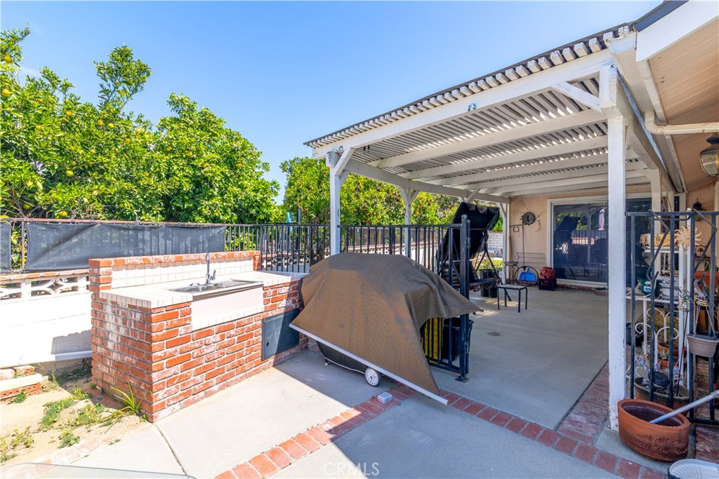 https://media.crmls.org/medias/cf6d3bf0-33e4-4bef-8340-86492a623f51.jpg?preset=X-Large
