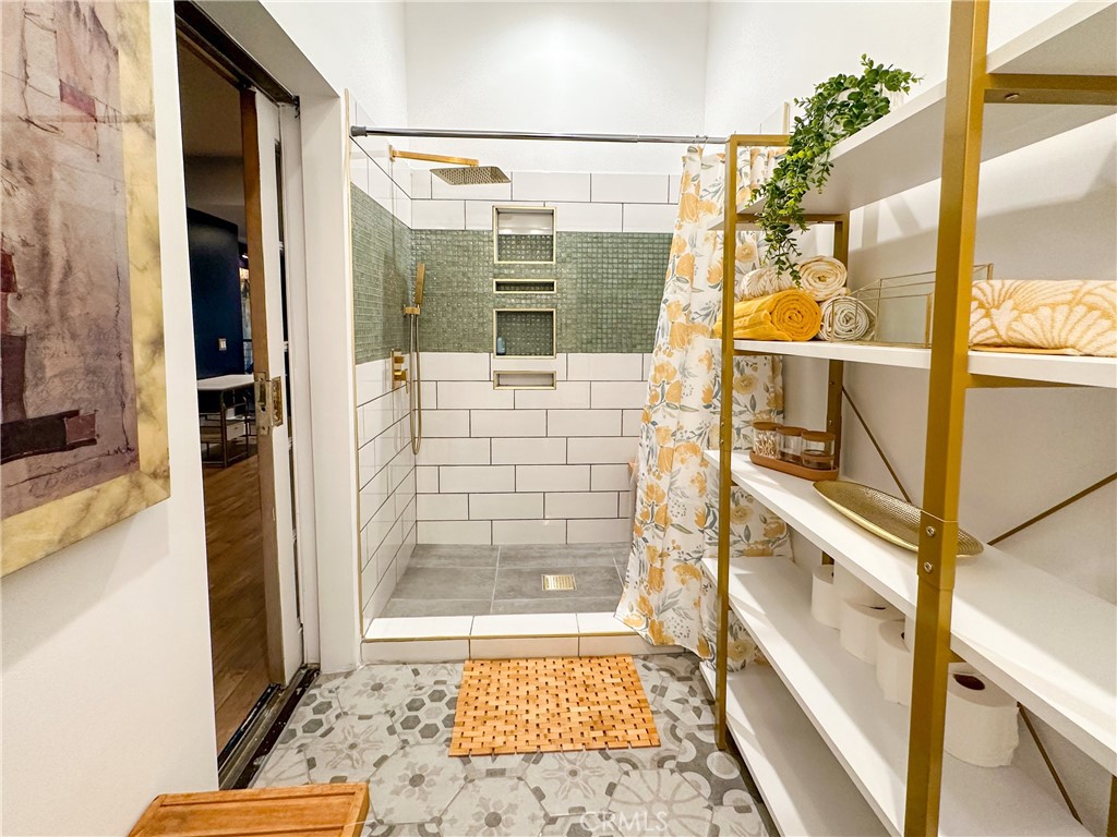 https://media.crmls.org/medias/cf6db120-c6d8-431a-8067-e5c583bcbf6c.jpg?preset=X-Large