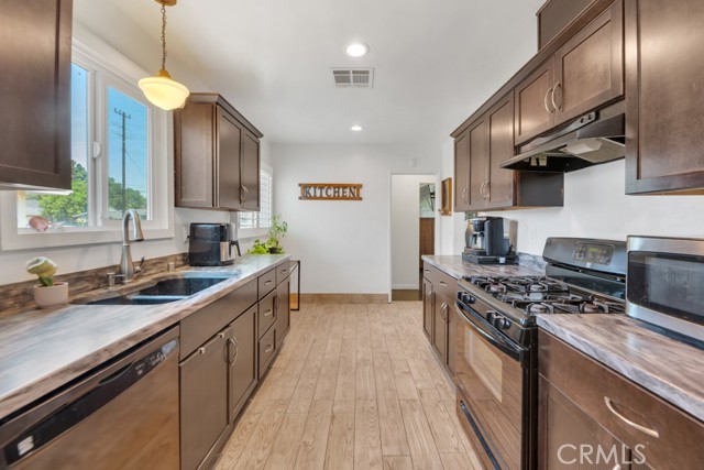 Detail Gallery Image 11 of 36 For 10923 Haskell Ave, Granada Hills,  CA 91344 - 3 Beds | 2 Baths