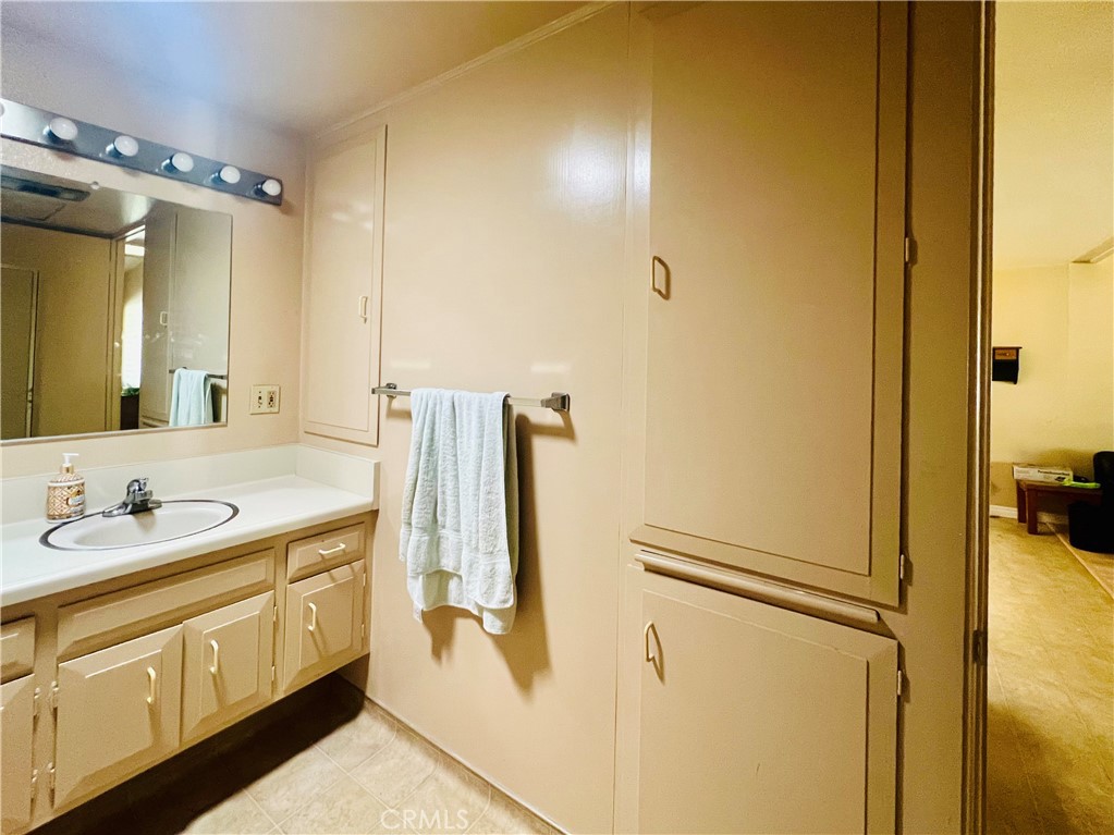 https://media.crmls.org/medias/cf72240a-cc9e-42d0-8867-499d2253cfb8.jpg?preset=X-Large