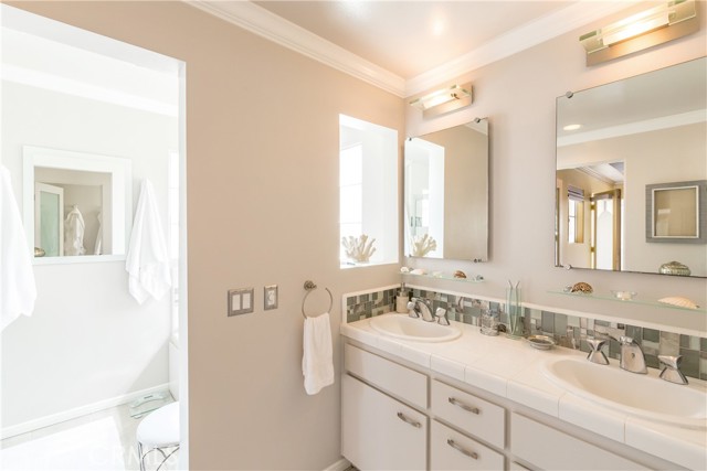 Double sinks in the master bath... This bathroom has plenty of space!