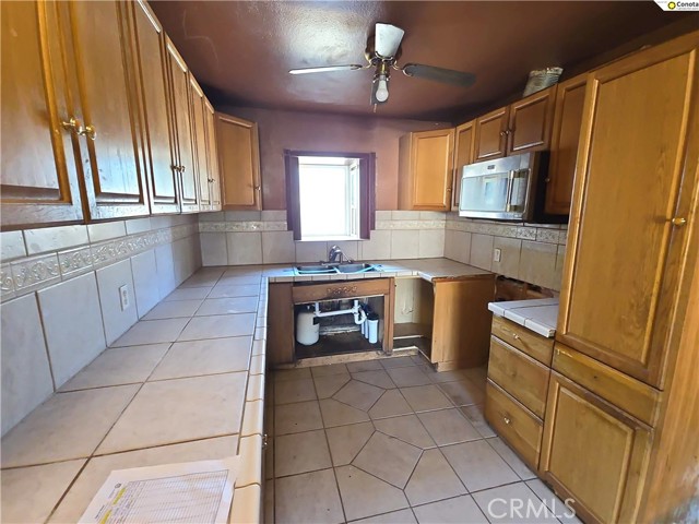 Detail Gallery Image 9 of 27 For 1923 W Pontiac, Fresno,  CA 93705 - 4 Beds | 2 Baths