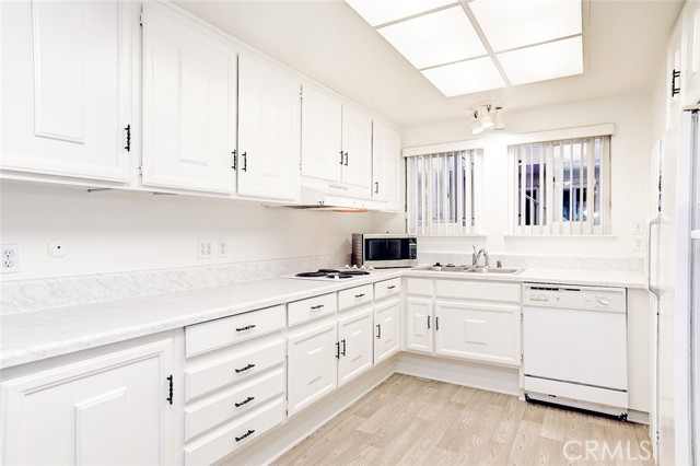 Detail Gallery Image 9 of 26 For 666 via Los Altos #B,  Laguna Woods,  CA 92637 - 2 Beds | 2 Baths