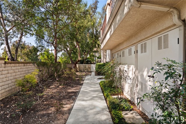 Image 2 of 35 For 8215 White Oak  19