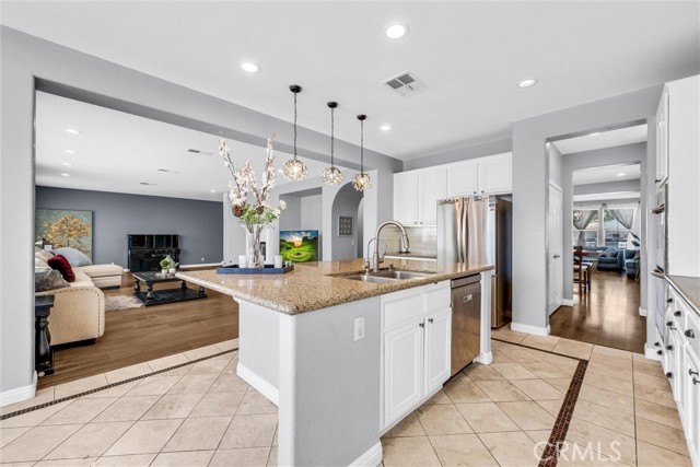 6895 Guinevere Court, Eastvale CA: https://media.crmls.org/medias/cf7b99fb-b275-4da5-ac1e-24b708546204.jpg