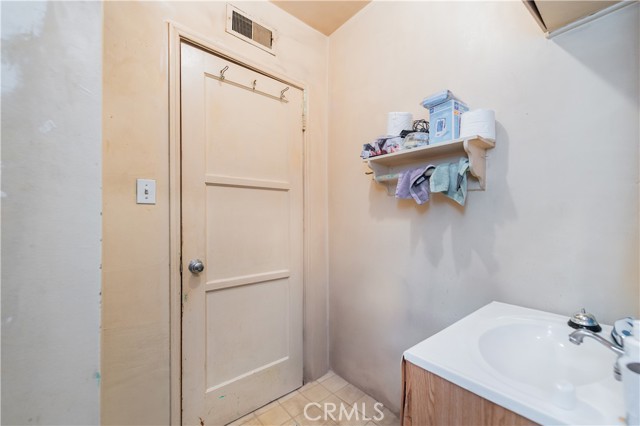 500 N Madison Avenue, Los Angeles CA: https://media.crmls.org/medias/cf7d544d-f8f8-427e-b0b7-4fdb7649251d.jpg
