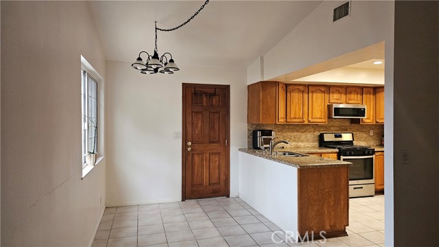 Detail Gallery Image 3 of 24 For 19668 Crystal Springs Ct, Newhall,  CA 91321 - 3 Beds | 2 Baths