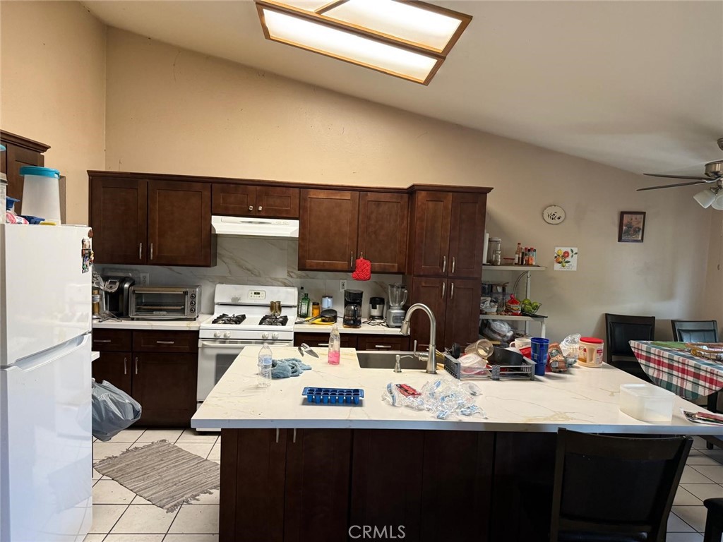 https://media.crmls.org/medias/cf7f9cb7-8e01-4561-93ce-bfb75f9b9f80.jpg?preset=X-Large