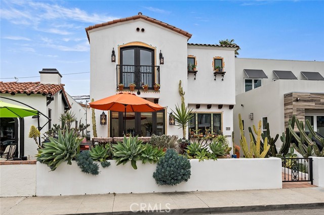 69 Santa Ana Avenue, Long Beach CA: https://media.crmls.org/medias/cf81f546-64ae-44db-82d2-c36992c5d5d3.jpg