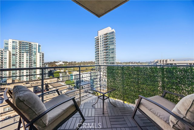 801 Ash Street, San Diego CA: https://media.crmls.org/medias/cf82f775-b514-45df-a0a1-870f1861537c.jpg