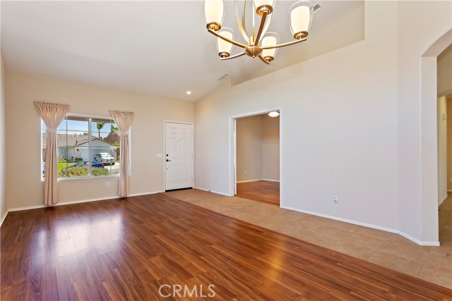 Detail Gallery Image 13 of 46 For 3946 Camelback Cir, Corona,  CA 92883 - 5 Beds | 2 Baths