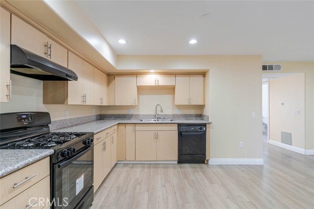 Detail Gallery Image 6 of 21 For 1466 Tamarind Ave #301,  Los Angeles,  CA 90028 - 2 Beds | 2 Baths