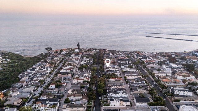 305 Poinsettia Avenue, Corona del Mar CA: https://media.crmls.org/medias/cf8afdc6-9784-4fd2-bc85-3f4f13a09df4.jpg