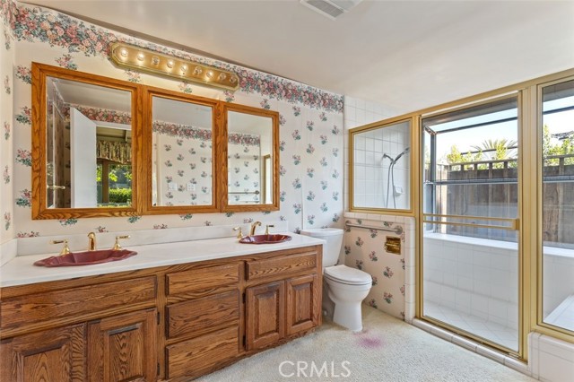 Master bath with Roman tub.