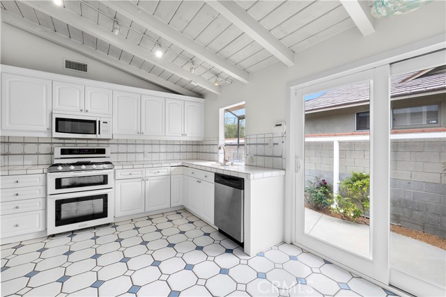 Nice Size Kitchen With Direct Access To Side Yard.