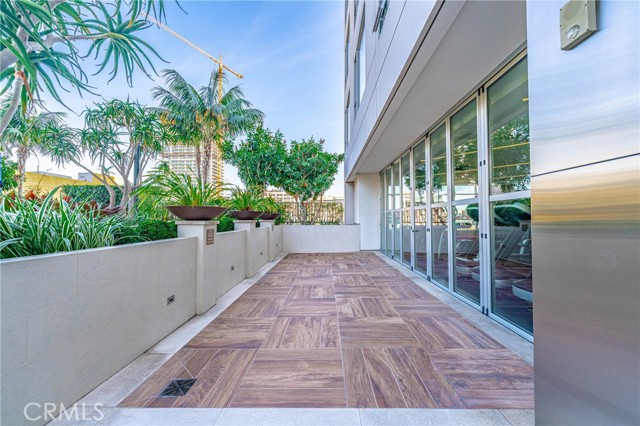 1050 S Grand Avenue, Los Angeles CA: https://media.crmls.org/medias/cf8ce8a8-bdf6-427b-8344-241d01d9130a.jpg