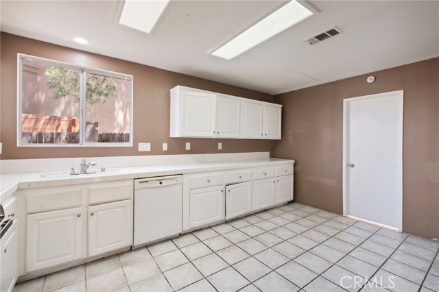 Detail Gallery Image 6 of 21 For 14677 Foothill Rd, Victorville,  CA 92394 - 3 Beds | 2/1 Baths