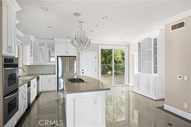 Detail Gallery Image 13 of 55 For 7370 Chantilly Ln, Tujunga,  CA 91042 - 6 Beds | 4 Baths