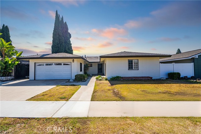 Detail Gallery Image 1 of 32 For 14032 Woodlawn Ave, Tustin,  CA 92780 - 4 Beds | 2 Baths
