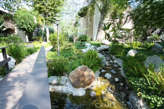 Detail Gallery Image 16 of 21 For 21820 Marylee St #225,  Woodland Hills,  CA 91367 - 3 Beds | 2/1 Baths