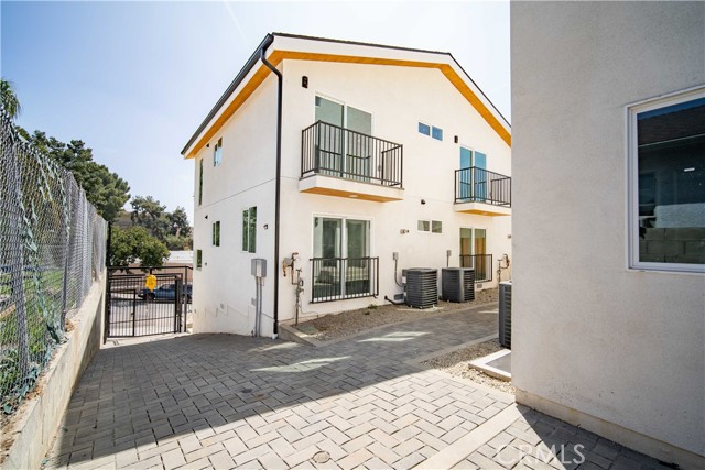 1031 N Cummings Street, Los Angeles CA: https://media.crmls.org/medias/cf92c1ca-5fa4-4cc4-a1c0-98660e2a5345.jpg