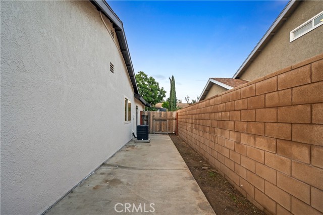 554 E Fairfield Court, Ontario CA: https://media.crmls.org/medias/cf93e5ba-fa52-41cb-bbc9-c45eed98bf33.jpg