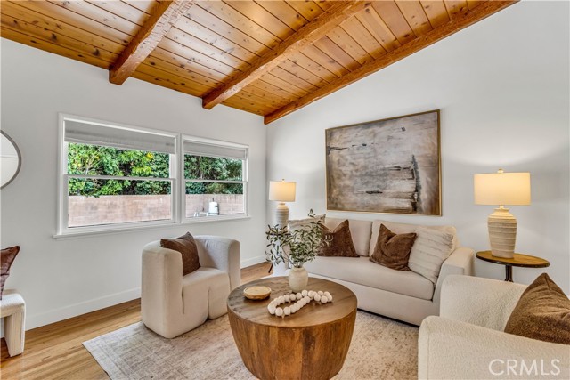 Detail Gallery Image 8 of 27 For 8308 Zelzah, Northridge,  CA 91325 - 3 Beds | 2 Baths