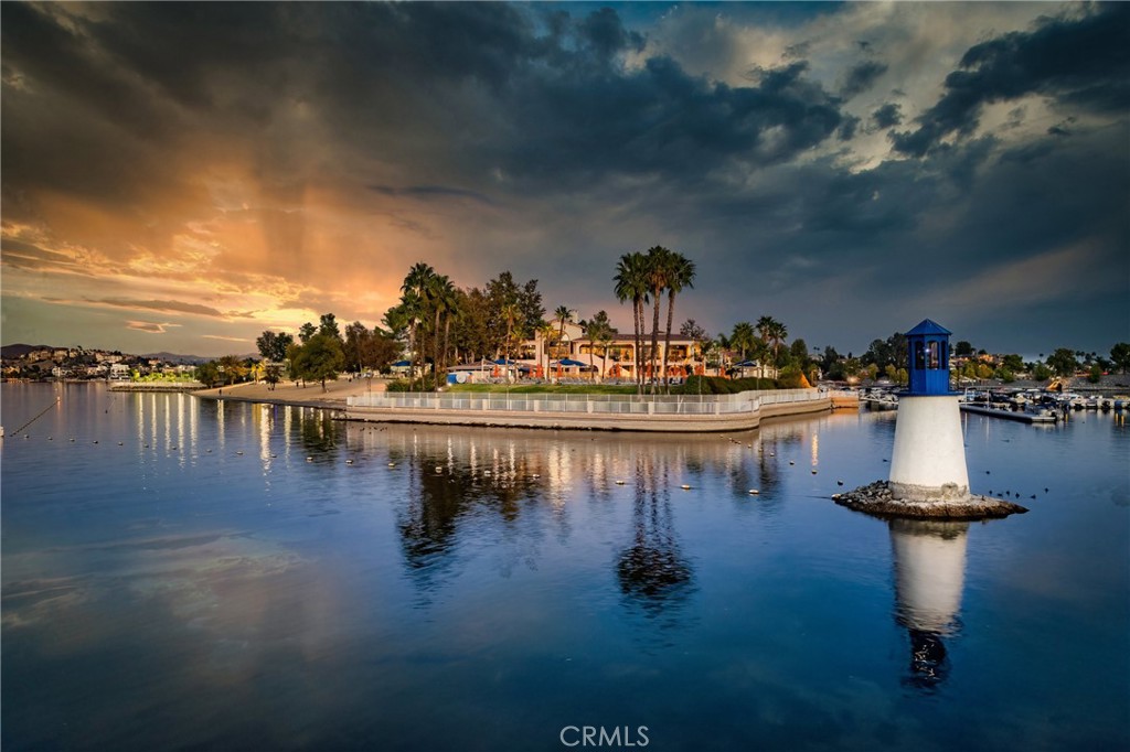 https://media.crmls.org/medias/cf95f8c6-a54d-4282-8b37-6c7d80e79c41.jpg?preset=X-Large