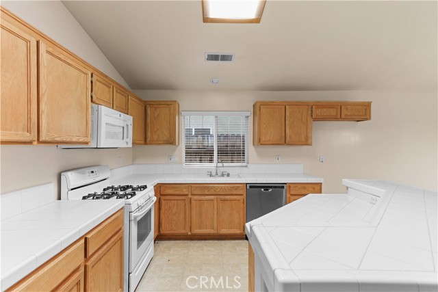Detail Gallery Image 6 of 29 For 11017 Tipperary Dr, Bakersfield,  CA 93311 - 4 Beds | 2 Baths