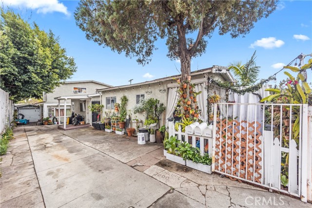 2424 West Boulevard, Los Angeles CA: https://media.crmls.org/medias/cf9c6dbf-7120-4aff-aedb-5f5d10277cf2.jpg