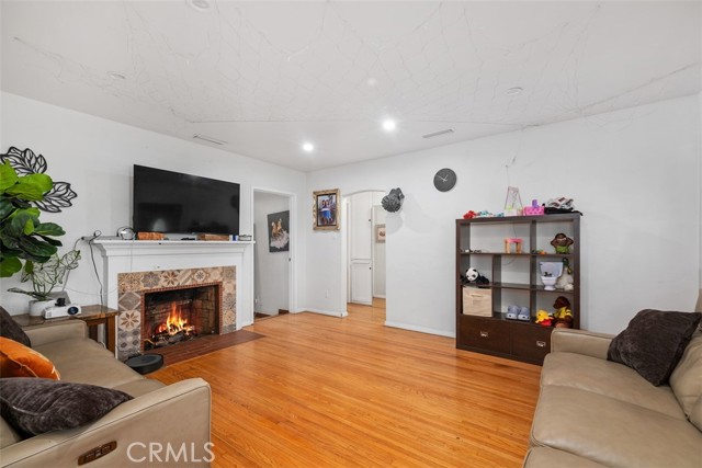 12343 Rives Avenue, Downey CA: https://media.crmls.org/medias/cf9f7ad4-1449-4550-a743-8b289f37d7e6.jpg
