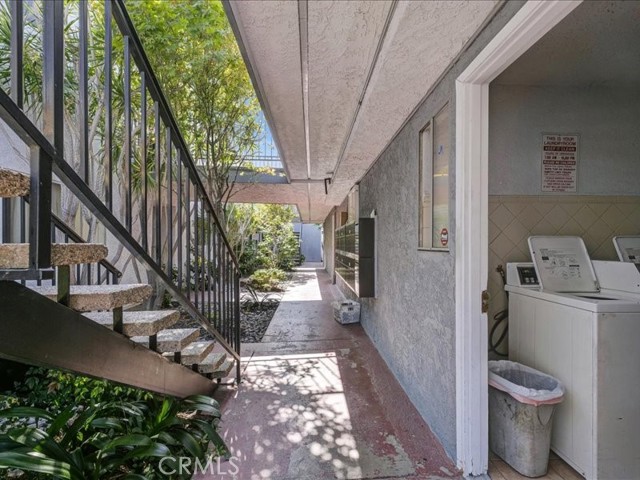 Detail Gallery Image 2 of 28 For 3030 Valle Vista Dr #27,  Los Angeles,  CA 90065 - 2 Beds | 1 Baths