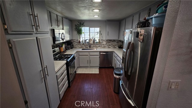 Detail Gallery Image 13 of 32 For 1820 E Avenue J 10, Lancaster,  CA 93535 - 4 Beds | 3 Baths