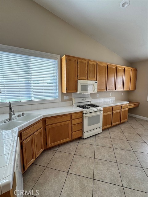 Detail Gallery Image 6 of 44 For 914 Banbury St, Hemet,  CA 92544 - 3 Beds | 2 Baths