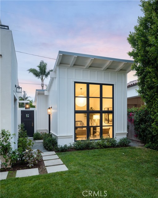 2217 Laurel Place, Newport Beach CA: https://media.crmls.org/medias/cfa28778-6f2a-4b24-9484-3b66aaf120bb.jpg