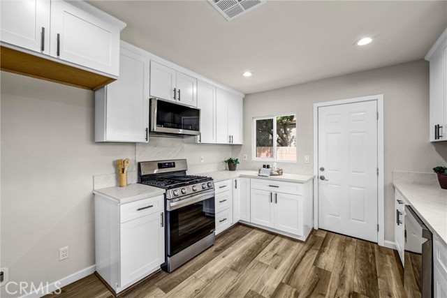 Image 9 of 39 For 14431 Harvest Ave