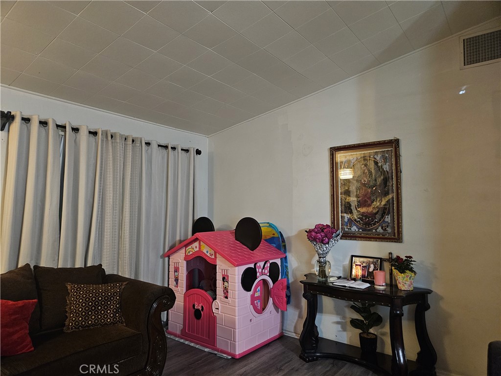 https://media.crmls.org/medias/cfa400cd-efe6-4c20-87ca-5934a0e09c13.jpg?preset=X-Large