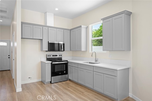 8302 Webb Avenue, Sun Valley CA: https://media.crmls.org/medias/cfa797e7-4681-47a3-bb22-8b5d05aadafa.jpg
