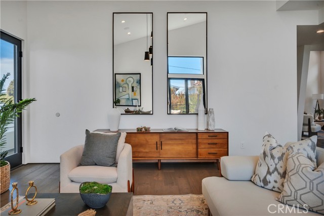 332 Avenue E, Redondo Beach, California 90277, 5 Bedrooms Bedrooms, ,6 BathroomsBathrooms,Residential,For Sale,Avenue E,SB26070979