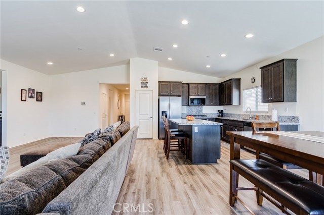 Detail Gallery Image 14 of 43 For 11856 Calenda Ct, Victorville,  CA 92392 - 4 Beds | 3 Baths