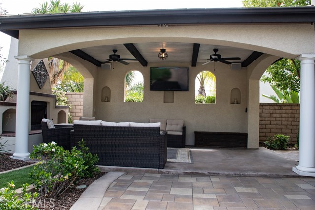 1671 Fairway Drive, Corona CA: https://media.crmls.org/medias/cfb58628-e141-43e1-b65d-a7a07101c043.jpg